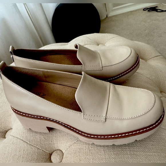 Naturizer “Darry” loafer 6.5 cream - Picture 2 of 6